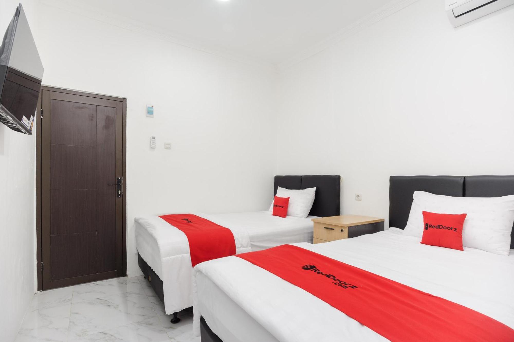 Reddoorz Syariah @ Sakura Hotel Jatiwaringin Bekasi Luaran gambar