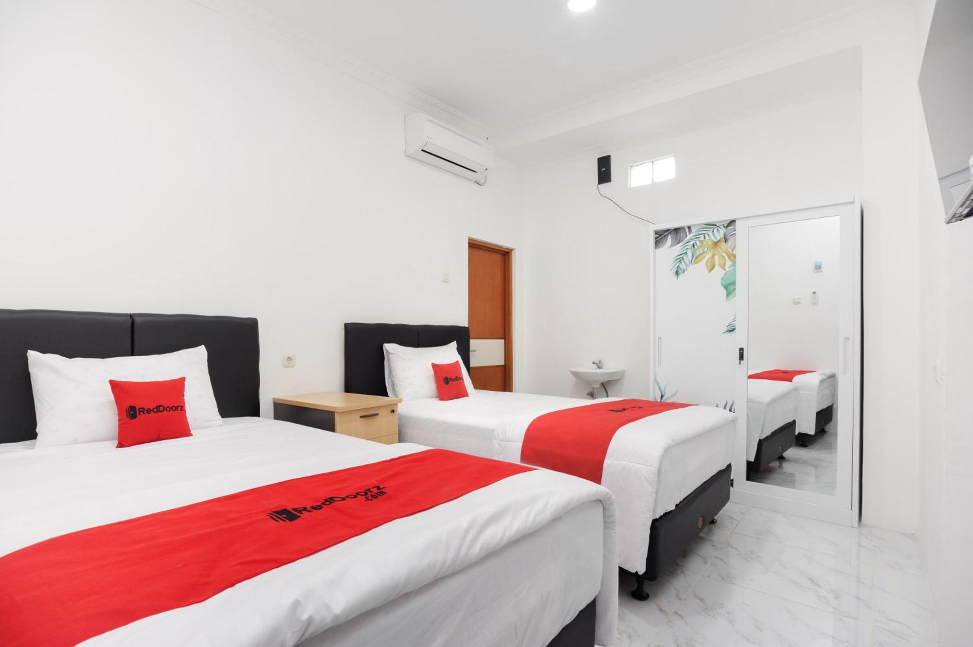 Reddoorz Syariah @ Sakura Hotel Jatiwaringin Bekasi Luaran gambar