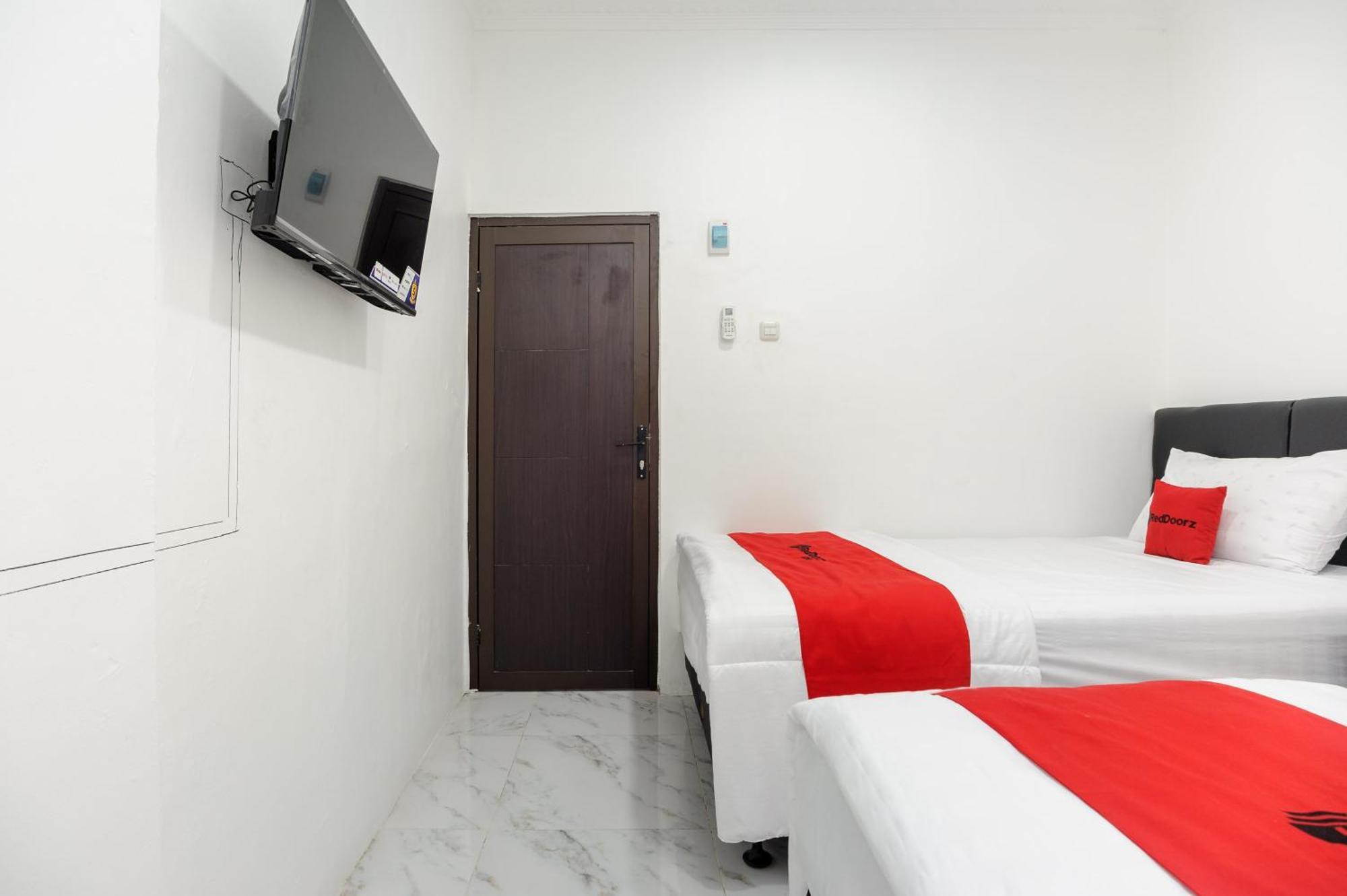 Reddoorz Syariah @ Sakura Hotel Jatiwaringin Bekasi Luaran gambar
